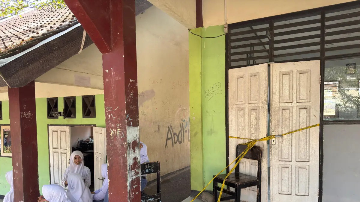 TAK BISA DIPAKAI: Alasan keselamatan, Dinas PUPRPKP NTB melakukan penyegelan ruang kelas yang rusak milik SMAN 1 Gunungsari, beberapa waktu lalu. (YUYUN/LOMBOK POST)