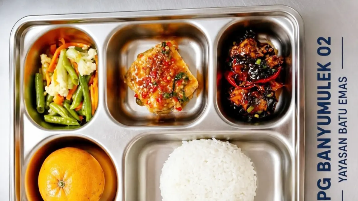 Tampilan menu yang disajikan SPPG Banyumulek milik Yayasan Batu Emas Lombok Barat.