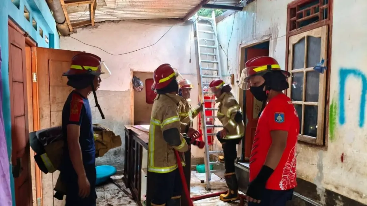 Tim Damkar Lobar saat proses pemadaman api rumah warga di Presak Narmada hangus terbakar, Selasa (4/8).