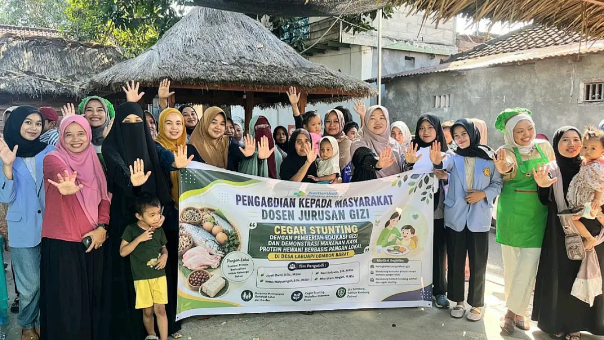 Tim Pengabdian Masyarakat Jurusan Gizi Poltekkes Kemenkes Mataram, memberikan edukasi tentang stunting dan pentingnya konsumsi protein hewani kepada ibu balita di Desa Labuapi, Lombok Barat.