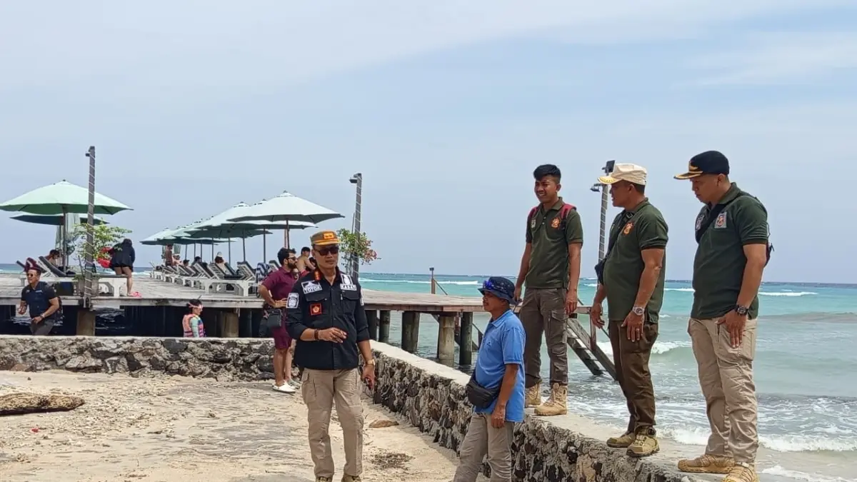 TINDAK TEGAS: Petugas turun ke salah satu bangunan usaha di Gili Trawangan yang diduga berdiri di sempadan pantai.
