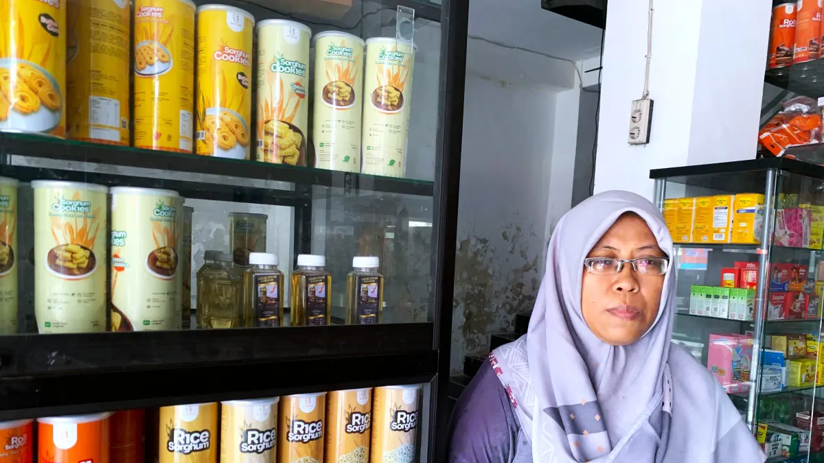 TUNJUKKAN ETALSE: Eli menunjukkan produk sorghum di etalase toko Yant Sorghum, Ampenan, belum lama ini. (FERIAL/LOMBOK POST)