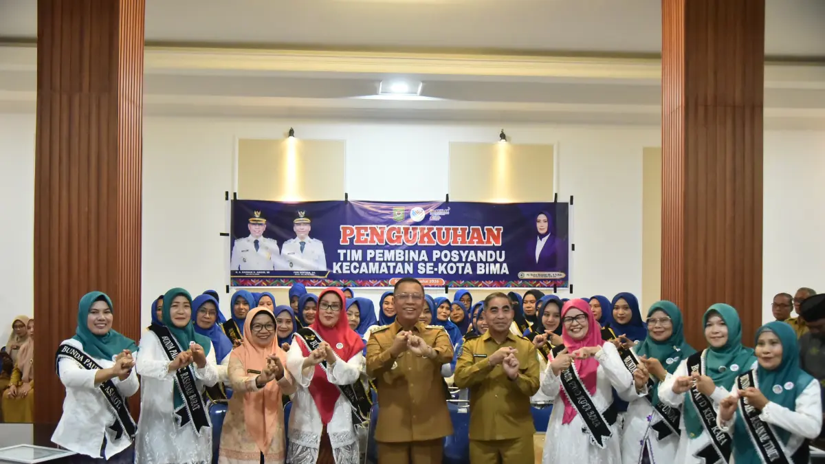 Wali Kota Bima HA Rahman H Abidin berfoto bersama dengan pengurus Bunda PAUD dan tim pembina posyandu usai pengukuhan di Aula Maja Labo Dahu, Pemkot Bima, Senin (3/8).