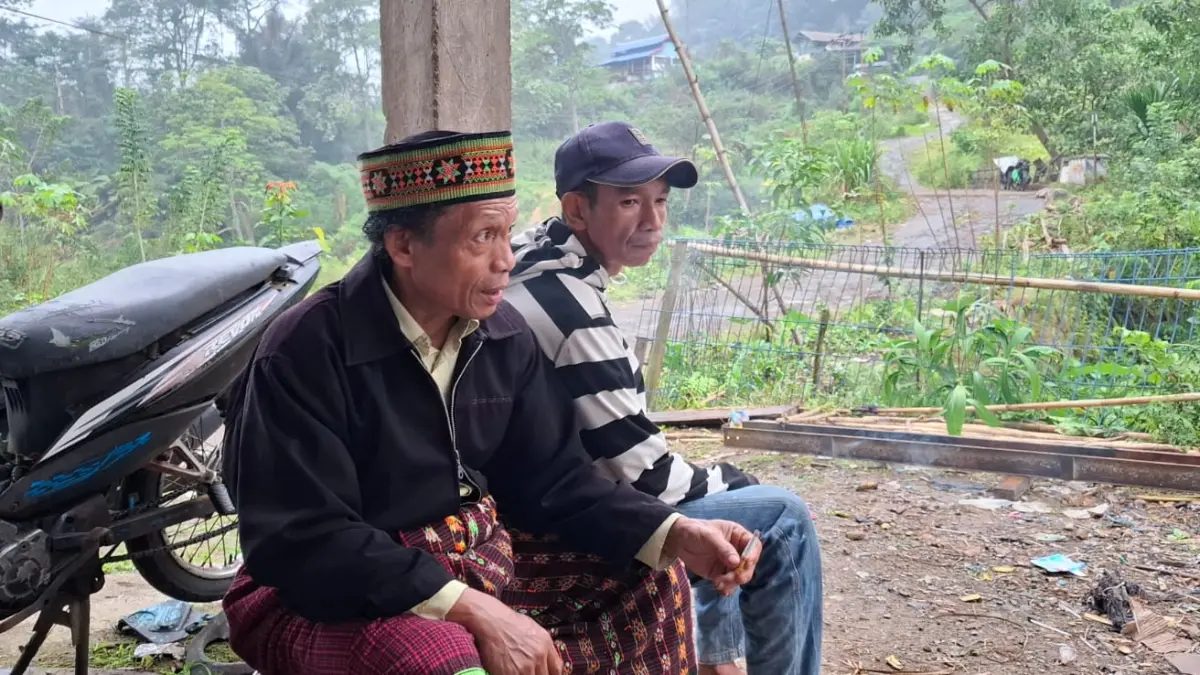 Warga Desa Lungar, Kanisius Patut menunjukkan area persawahan dan sumber air di desanya yang tetap terjaga sejak PLTP Ulumbu beroperasi.
