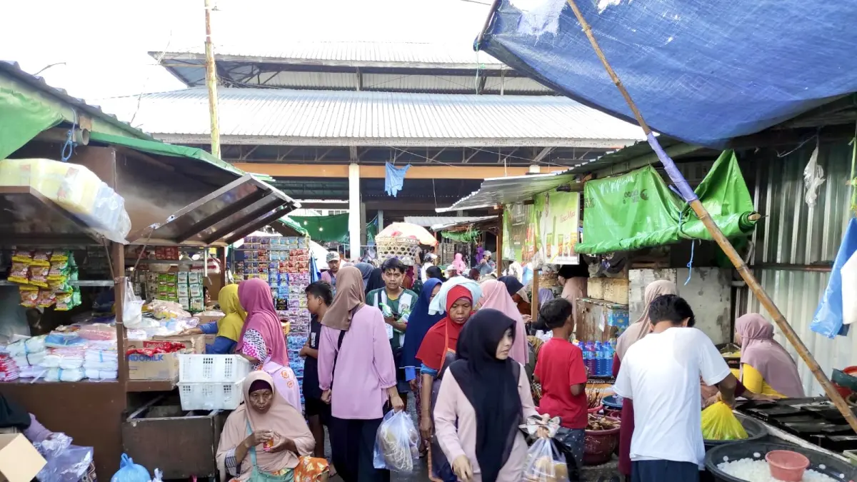 AKTIVITAS EKONOMI: Warga yang hilir mudik berbelanja di Pasar Selak, Kota Mataram, Rabu (5/8). (FERIAL/LOMBOK POST)