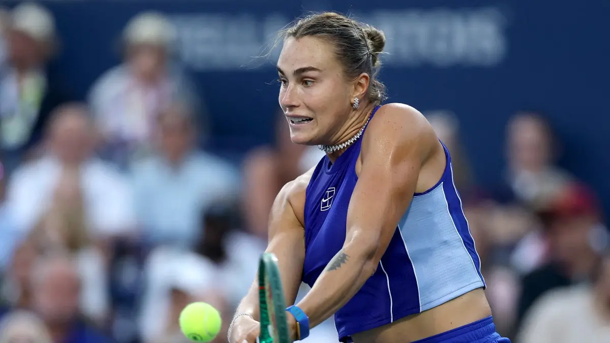 Aryna Sabalenka melaju ke babak ketiga Toronto Open 2026 usai memperpanjang rekor 13 kemenangan beruntun di lapangan keras. (Photo by Getty Images via AFP)