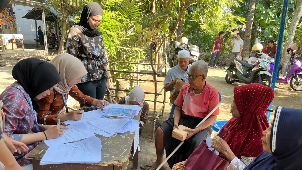 Prodi Neurologi FKIK UNRAM Berkolaborasi dalam Upaya Pencegahan Stroke melalui Skrining Faktor Risiko, Edukasi Hipertensi dan Deteksi Dini Gangguan Neurokognitif di Desa Malaka Lombok Utara
 

Upaya promotif dan preventif dalam pencegahan stroke dilakukan melalui kegiatan pengabdian masyarakat kolaboratif yang diprakarsai oleh Program Studi Neurologi Fakultas Kedokteran dan Ilmu Kesehatan Universitas Mataram (FKIK UNRAM) bersama FK Universitas Muhammadiyah Mataram (FK UMMAT), TBM Bumi Gora, Puskesmas Nipah, dan mahasiswa KKN Desa Malaka 1 di Desa Malaka, Kabupaten Lombok Utara.

Kegiatan ini bertujuan meningkatkan kesadaran masyarakat terhadap pencegahan stroke melalui deteksi dini faktor risiko dan edukasi gaya hidup sehat. Sebanyak 55 masyarakat Desa Malaka mengikuti pemeriksaan meliputi faktor risiko stroke, fungsi kognitif, risiko Obstructive Sleep Apnea (OSA), obesitas sentral, serta pemeriksaan gula darah, kolesterol, dan asam urat.

Selain pemeriksaan kesehatan, dilakukan pula edukasi kepada kader kesehatan dan masyarakat mengenai tanda dan gejala stroke melalui konsep “SeGeRa Ke RS” (Senyum tidak simetris, Gerak separuh tubuh melemah, dan Bicara pelo), pentingnya penanganan stroke segera, serta pencegahan hipertensi sebagai faktor risiko utama stroke.

Stroke merupakan salah satu penyakit neurologis dengan angka kecacatan dan kematian yang tinggi, namun sebagian besar faktor risikonya dapat dikendalikan melalui pengelolaan hipertensi, diabetes melitus, kolesterol, obesitas, aktivitas fisik yang cukup, pola makan sehat, dan penghentian kebiasaan merokok.

Kegiatan ini juga memberikan perhatian terhadap kesehatan sistem saraf melalui skrining fungsi kognitif dan risiko OSA, mengingat gangguan tidur dan penurunan fungsi kognitif dapat berhubungan dengan penyakit stroke.

Melalui kegiatan ini, Prodi Neurologi FKIK UNRAM bersama mitra berharap dapat meningkatkan peran masyarakat dan kader kesehatan dalam mengenali faktor risiko, melakukan pencegahan sejak dini, serta mempercepat pertolongan apabila ditemukan tanda-tanda stroke. Kolaborasi ini menjadi langkah nyata dalam membangun upaya pencegahan stroke berbasis masyarakat di wilayah pesisir Lombok Utara.