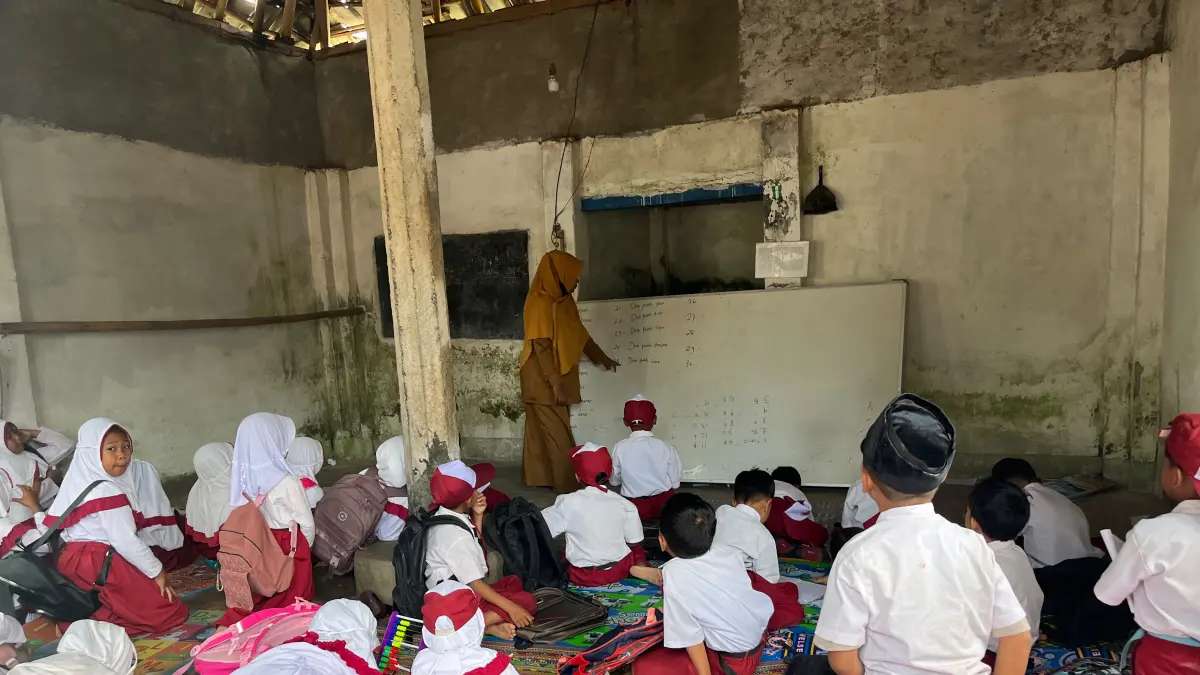 BELAJAR DI MUSALA: Siswa Kelas II SDN 1 Jurit Baru saat belajar di musala warga karena tidak memiliki kelas