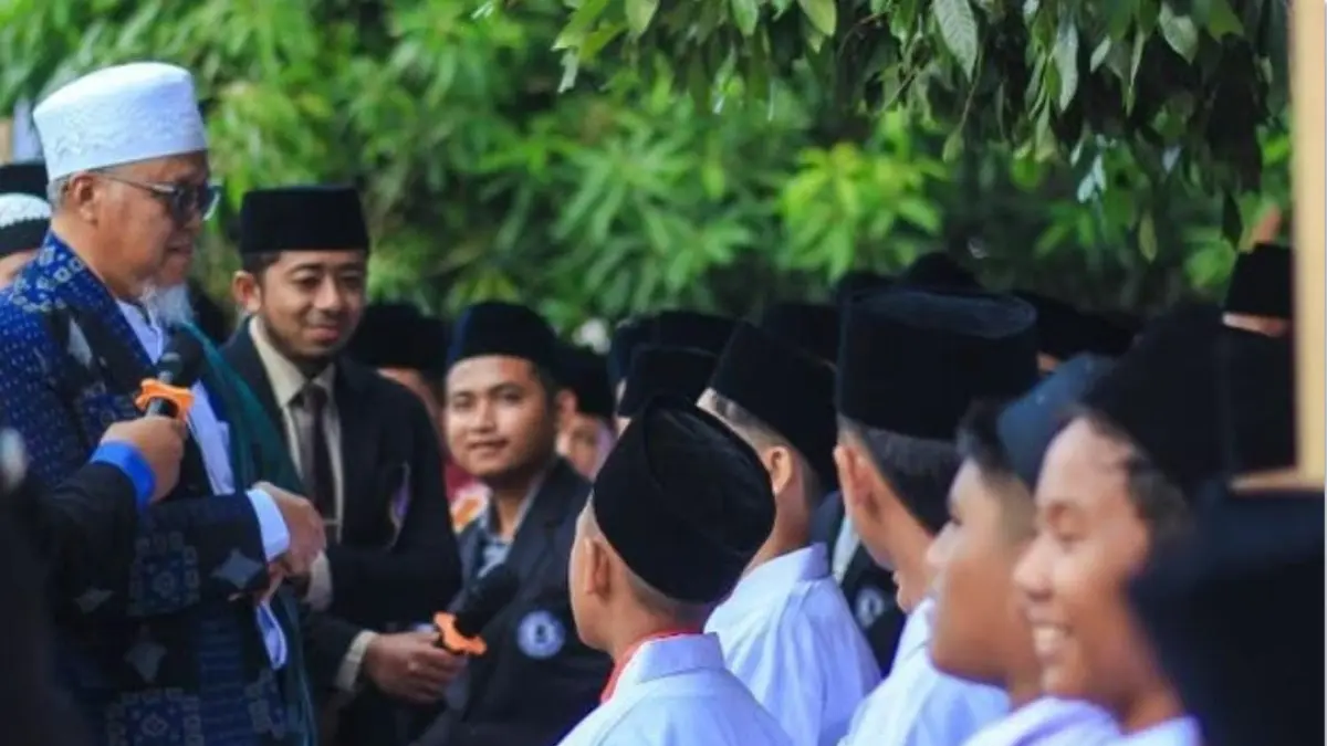 BERBINCANG: Direktur KMMI Nurul Hakim dan Pimpinan Yayasan Nurul Hakim Lombok bidang Pendidikan TGH. Muzakkar Idris (kiri) saat berbincang dengan santri baru, beberapa hari lalu. (IST/LOMBOK POST)