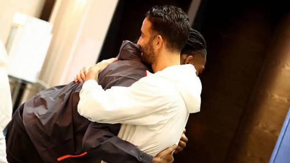 BERPELUKAN: Pelatih AC Milan Ruben Amorim menyambut Rafael Leao. (Istimewa) 