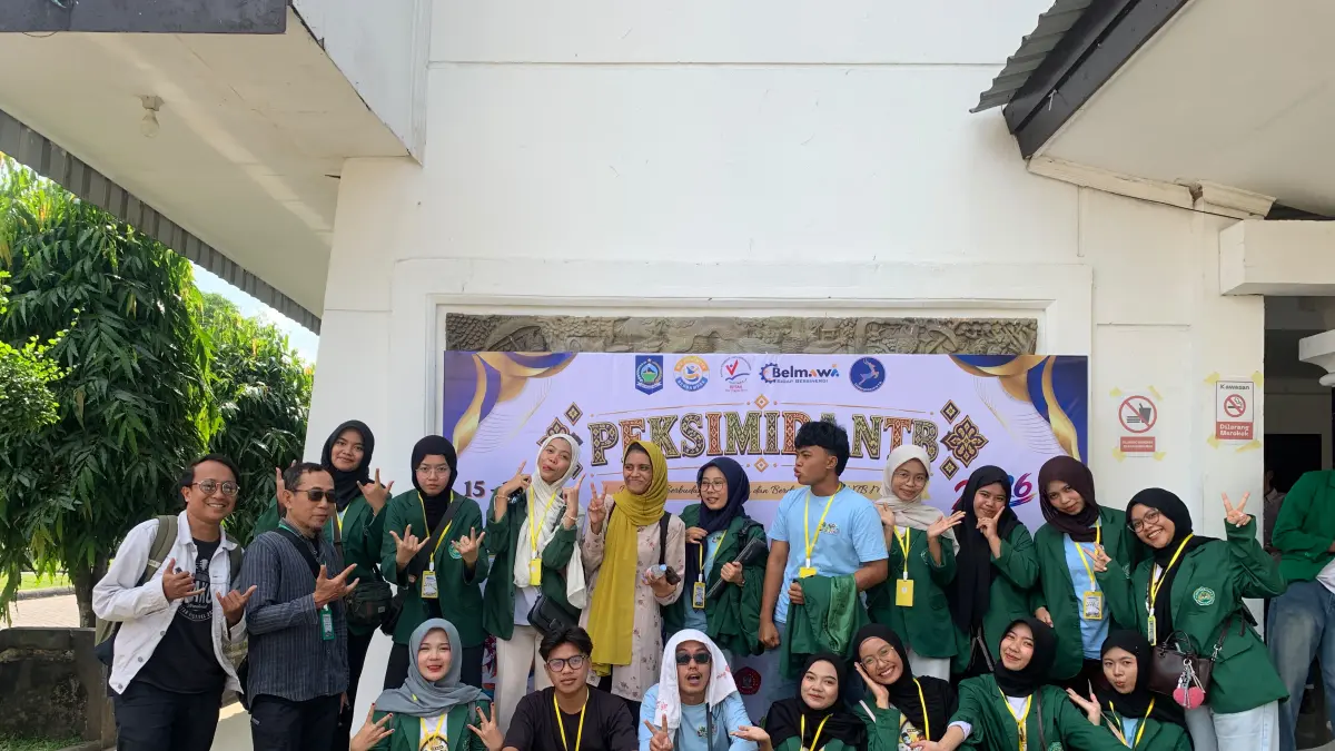 BERPRESTASI: Puluhan mahasiswa Universitas Hamzanwadi yang berhasil meraih prestasi pada Pekan Seni Mahasiswa Daerah (Peksimida) NTB. 