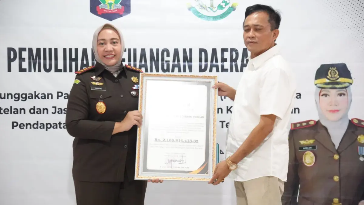 Bupati Loteng Lalu Pathul Bahri (kanan) menerima pemulihan pajak sebesar Rp 2,1 miliar dari Kepala Kejari Loteng Putri Ayu Wulandari, Rabu (5/8). 
