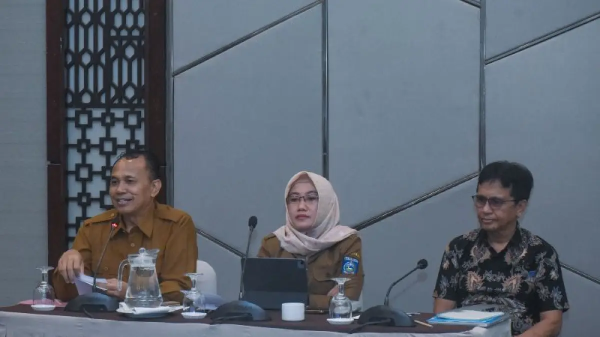 DASHBOARD: Kepala Dinas Kominfotik Ahsanul Halik saat membuka FGD Perumusan Rancangan Awal Dashboard Eksekutif Provinsi NTB yang digelar di Hotel Santika, Mataram, Selasa (4/8). 