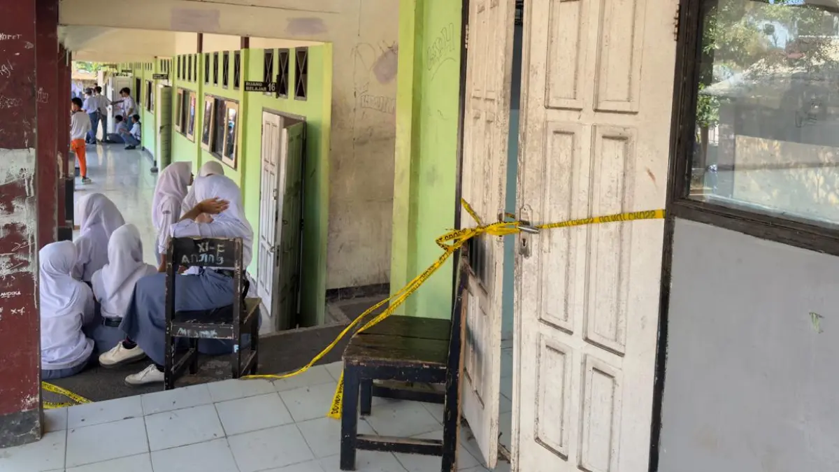 DEMI KESELAMATAN: Ruang kelas yang mengalami kerusakan berat di SMAN 1 Gunungsari disegel Dinas PUPRPKP NTB, agar tidak digunakan selama menunggu penanganan lebih lanjut, beberapa waktu lalu. (YUYUN/LOMBOK POST)