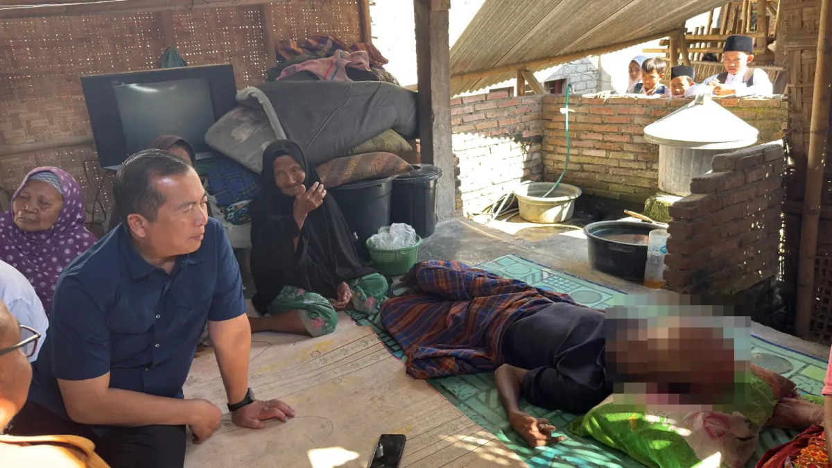 DESA BERDAYA TEMATIK: Gubernur NTB Lalu Muhamad Iqbal, saat menjenguk salah satu penderita hidrosefalus, sekaligus menyerahkan bantuan langsung, di Desa Pandan Indah, Lombok Tengah, beberapa waktu lalu. (YUYUN/LOMBOK POST)