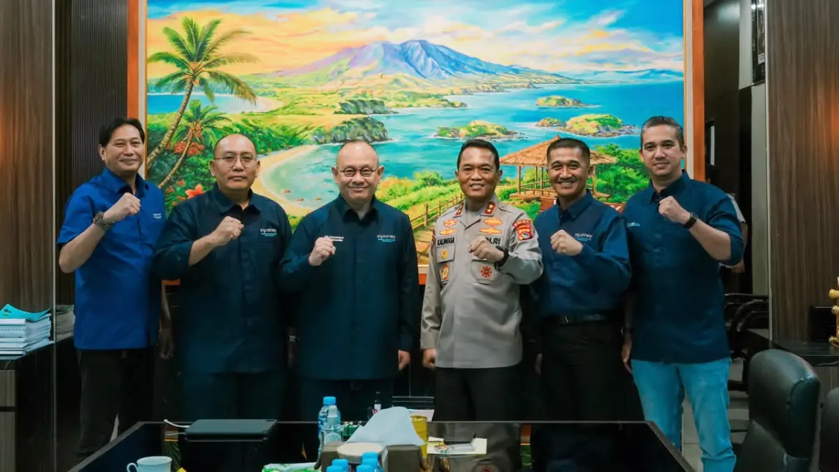 Direktur Operasi ITDC Troy Reza Warokka (tiga kiri) berfoto bersama Kapolda NTB Irjen Pol. Kalingga Rendra Raharja (tiga kanan) perkuat sinergi pengamanan MotoGP Mandalika 2026.