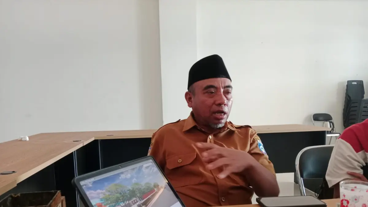 DUKUNG WISATA: Kepala Disperindag Loteng Lalu Setiawan menunjukkan desain terbaru Pasar Kuta Mandalika yang akan direvitalisasi bertahap.