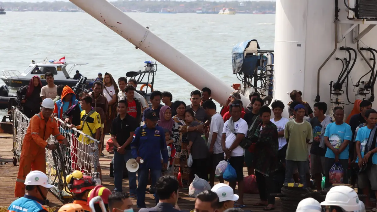 EVAKUASI TUNTAS: Sejumlah korban kebakaran KMP Mutiara Sentosa 2 saat tiba di Pelabuhan Tanjung Perak Surabaya, Selasa (4/8). Basarnas resmi menghentikan pencarian dengan rincian 233 orang selamat dan lima meninggal dunia. 