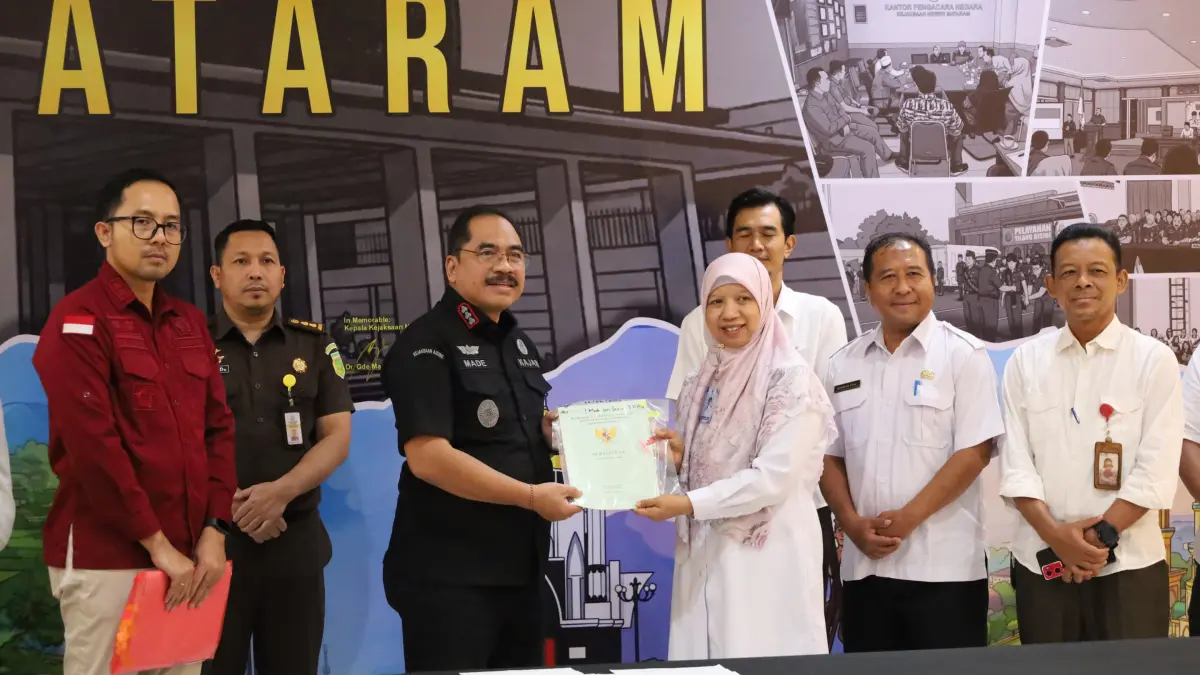 Kejari Mataram serahkan aset daerah berupa sertifikat tanah pecatu seluas 3.900 meter persegi (39 are) di Desa Bagik Polak ke Pemerintah Kabupaten Lombok Barat.