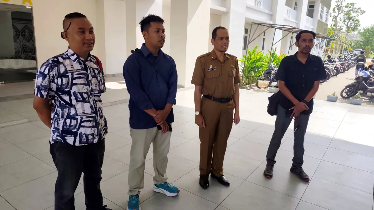 Kepala Dinas Kominfo Loteng Lalu Herdan (dua kanan) beserta wartawan menyanyikan lagu Indonesia Raya di kantor bupati, Selasa (4/8).