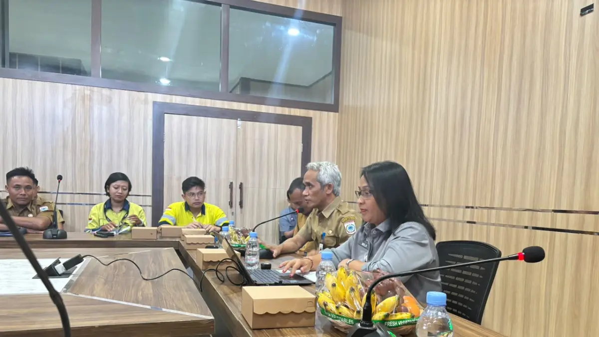 Kepala Kanwil Kemenkum NTB I Gusti Putu Milawati bersama jajaran Pemkab Sumbawa Barat dan peserta rapat pemetaan potensi kekayaan intelektual usai penyerahan empat motif tenun khas daerah untuk proses pencatatan hak cipta.