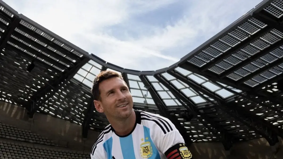 Lionel Messi menyumbang Rp1,65 miliar untuk membantu korban kebakaran hutan di Madrid. Aksi kemanusiaannya menuai apresiasi tinggi.