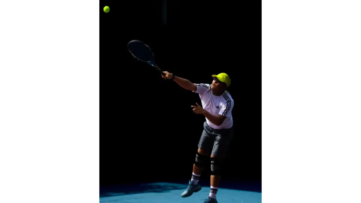 OLAHRAGA: Seorang pemain tenis berlatih mengasah kemampuan di lapangan, sebagai bagian dari persiapan menghadapi pertandingan. (IVAN/LOMBOK POST)