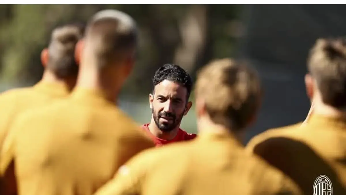 PELATIH AC MILAN: Ruben Amorim memberi arahan pada anak asuhnya dalam salah satu sesi latihan. (Istimewa) 
