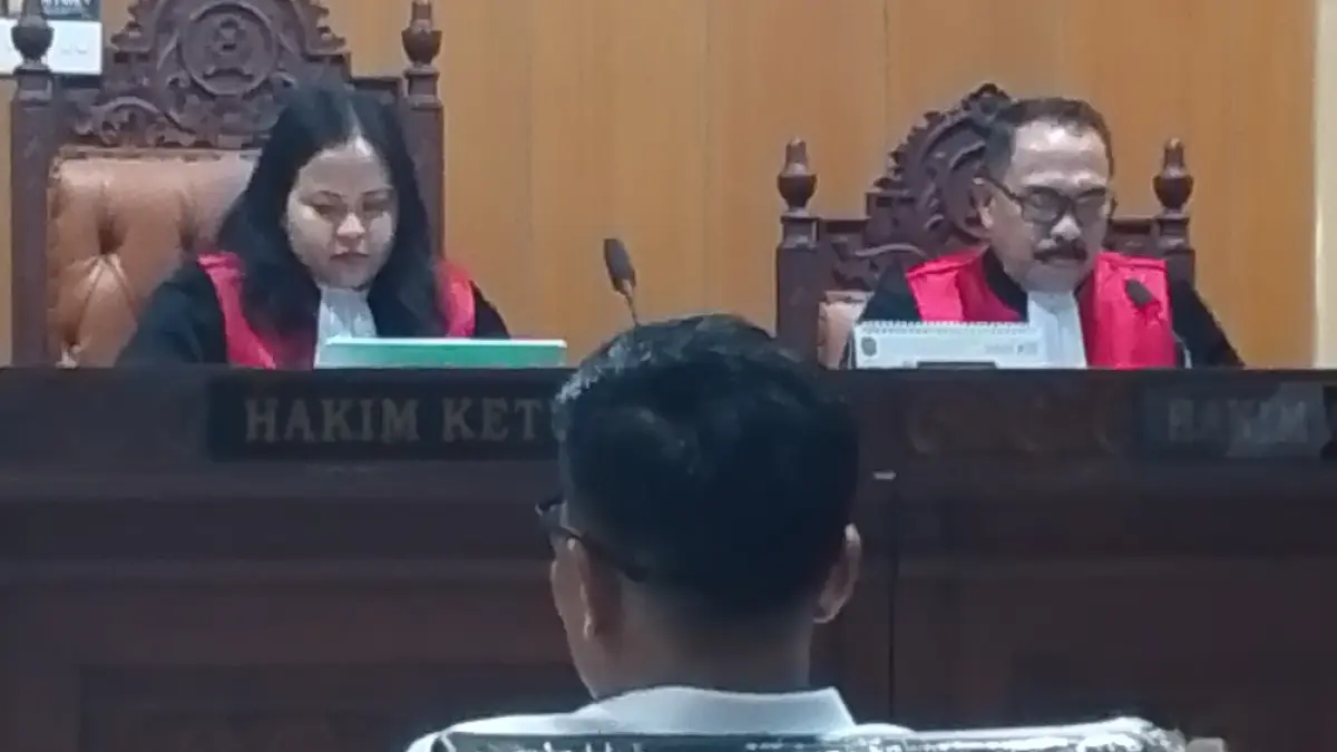 PEMBACAAN VONIS: Terdakwa gratifikasi DPRD NTB Hamdan Kasim mendengarkan pembacaan putusan di Pengadilan Negeri (PN) Tipikor Mataram, Rabu (5/8) sore. 