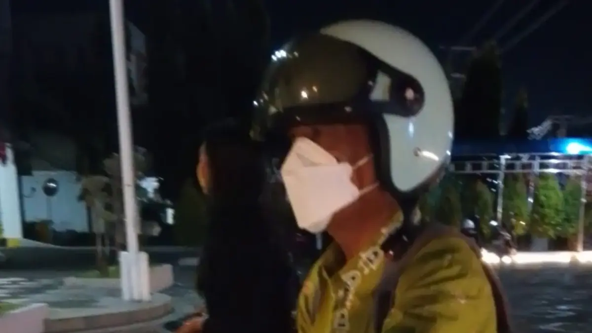 PEMERIKSAAN: Mantan Asisten II Setda Lobar Rusditah mengendarai sepeda motornya usai diperiksa KPK di kantor BPKP Perwakilan NTB, Selasa malam (4/8). 