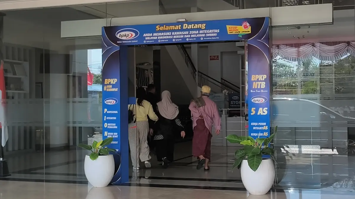 PEMERIKSAAN: Mantan Wabup Lobar Hj Sumiatun berjalan menuju ruangan yang dipinjam KPK di kantor BPKP Perwakilan NTB untuk menjalani pemeriksaan, Rabu (5/8). 