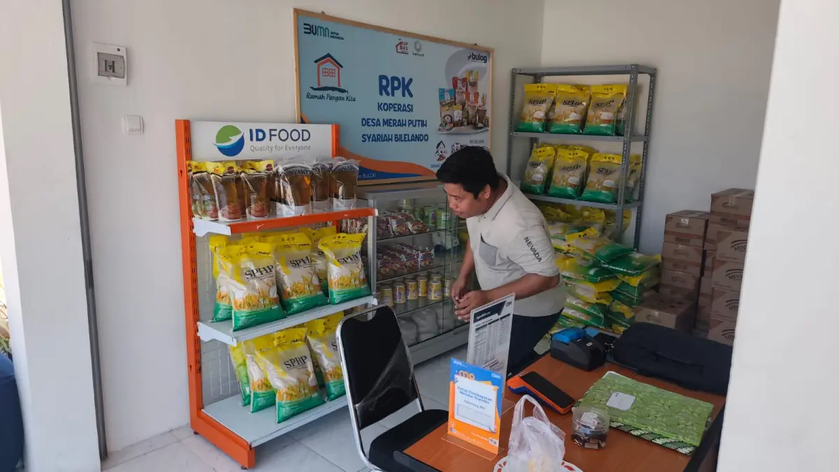 PERKUAT EKONOMI: Petugas memeriksa kesiapan barang di KDMP KNMP Bilelando, Praya Timur, Lombok Tengah, belum lama ini. ( DEWI/LOMBOK POST)