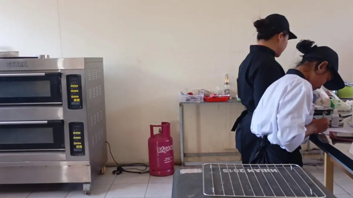 PRAKTIK: Siswa SMKN 4 Mataram jurusan kuliner melaksanakan praktik di kafe sekolah setempat, belum lama ini.