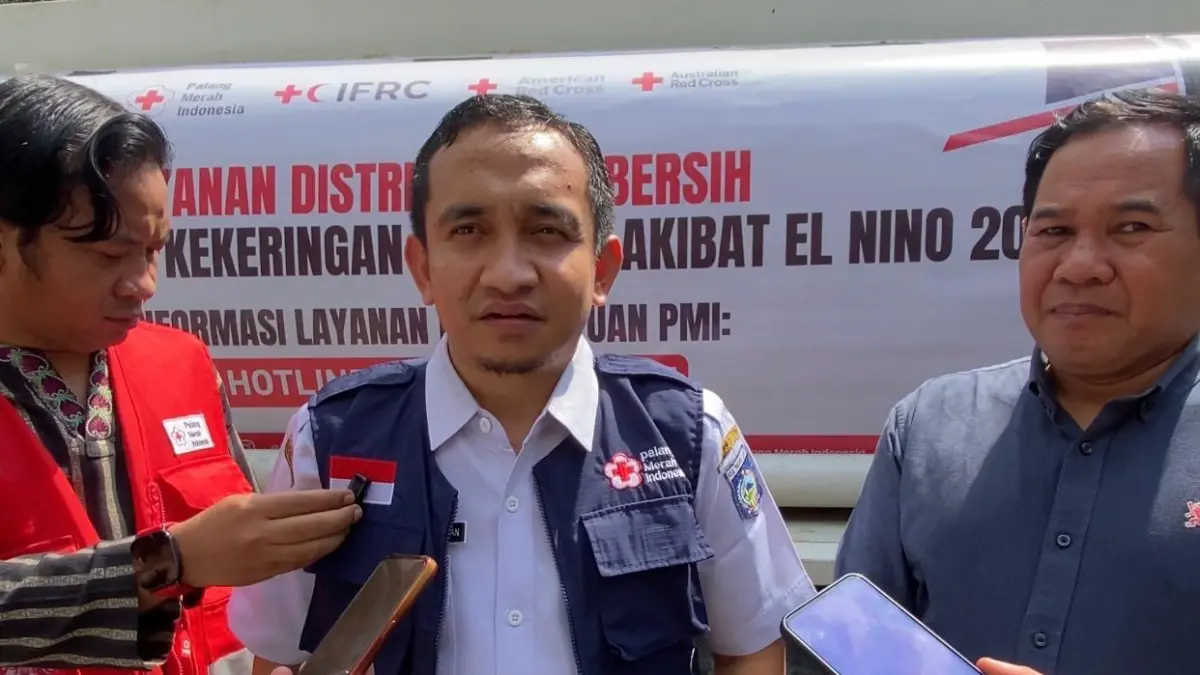 SALURKAN BANTUAN: Plt Ketua PMI NTB Lalu R Doddy Setiawan saat memberikan keterangan di Markas PMI Provinsi NTB, Rabu (5/8). (Foto: Toni/Lombok Post)