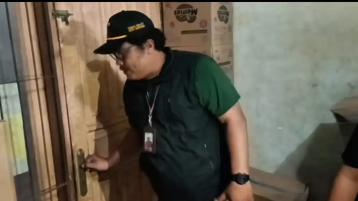 Seorang petugas dari Tim BKC Mataram membuka pintu sebuah gudang yang diduga milik distributor rokok ilegal di wilayah Kota Mataram.