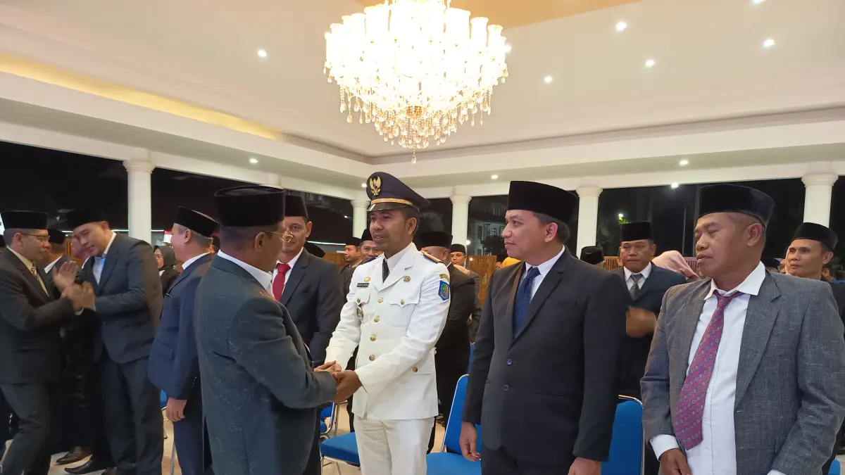 SUMPAH JABATAN: Wakil Bupati Lombok Timur Moh Edwin Hadiwijaya saat memimpin pengambilan sumpah jabatan sejumlah pejabat eselon II dan administrator lingkup Pemkab Lotim.