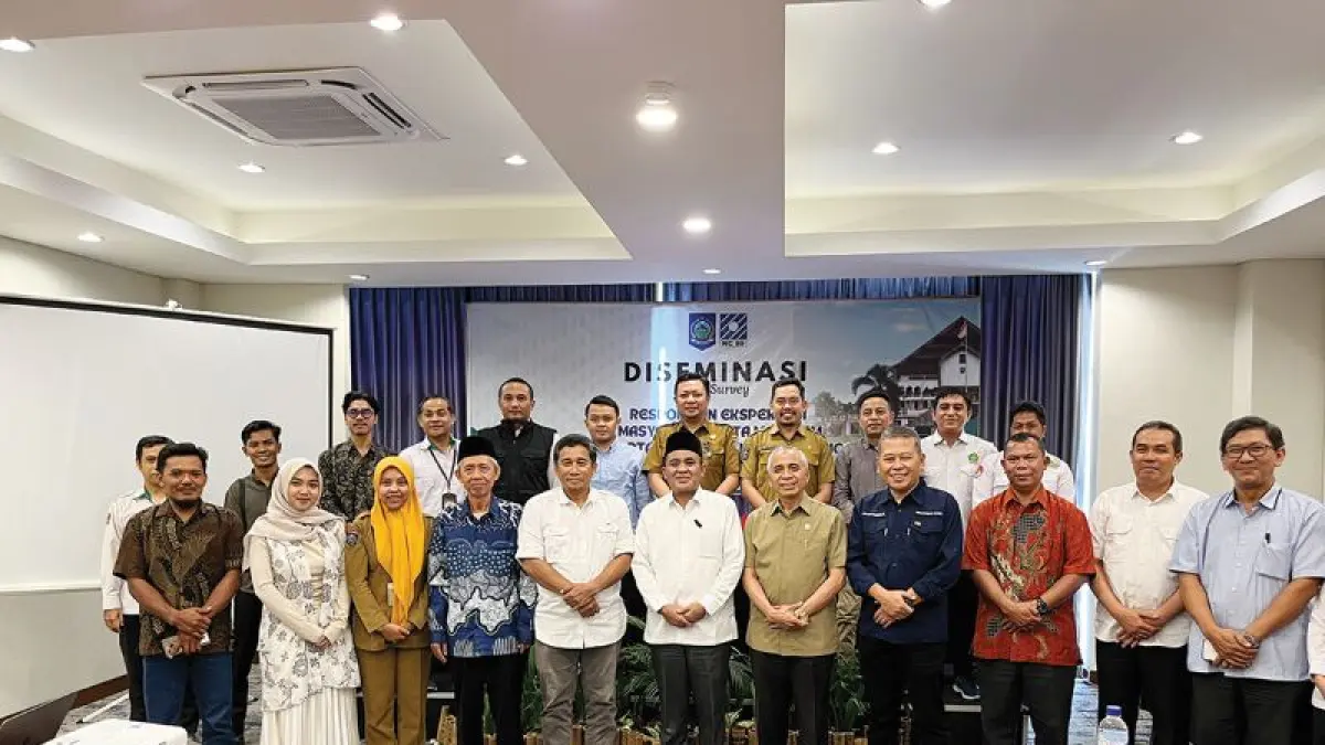 SURVEI: Rektor UIN Mataram Prof. Masnun Tahir, pengamat politik Dr. Agus, Wakil Ketua Komisi V DPRD NTB Didi Sumardi, Dewan Pendiri NC Prof. Miftahul Huda, Direktur NC Prof. Kadri, dan peserta diseminasi yang digelar di Hotel Fave Mataram, Selasa (4/8).
