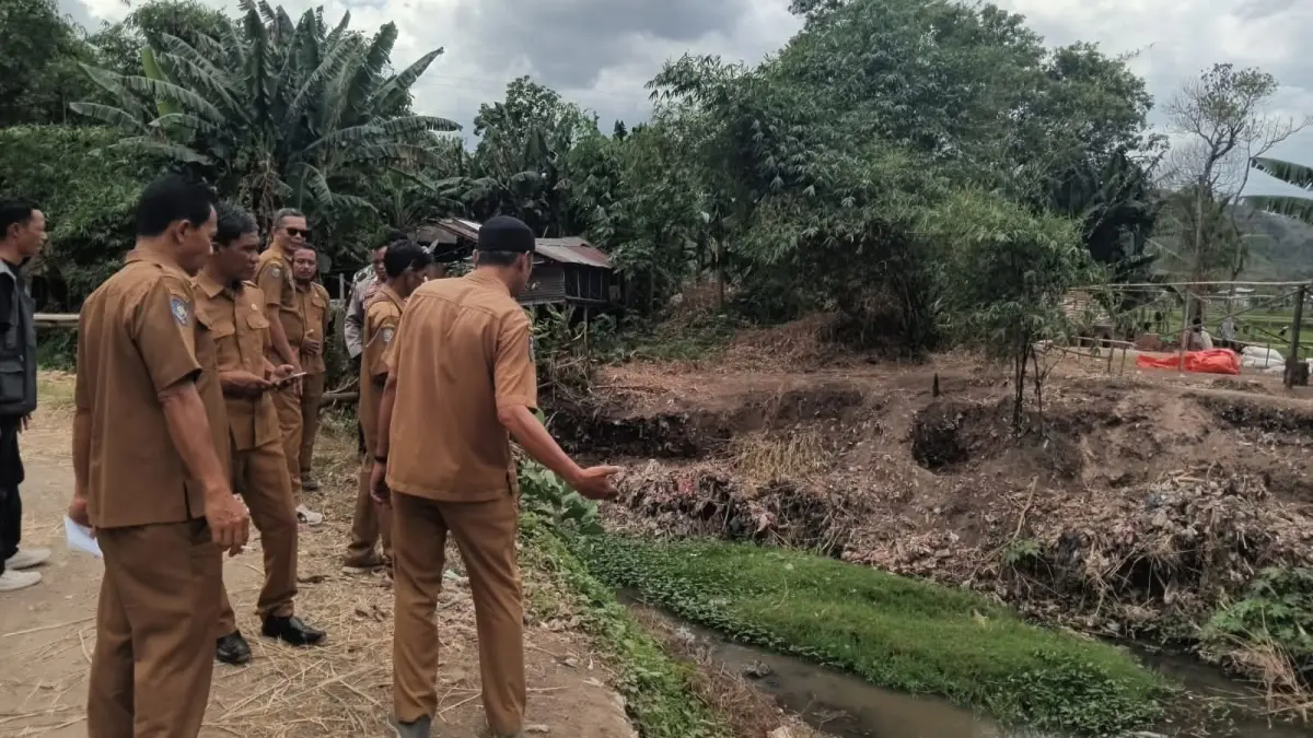 Tim panitia melakukan pemeriksaan fisik tanah secara faktual sepanjang area Sungai Melayu di Kelurahan Jatiwangi, belum lama ini.