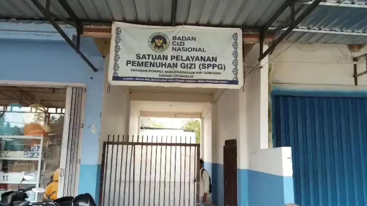 TUTUP SEMENTARA: Tampak depan kondisi dapur SPPG Desa Bujak, Batukliang, Loteng, Selasa (4/8).