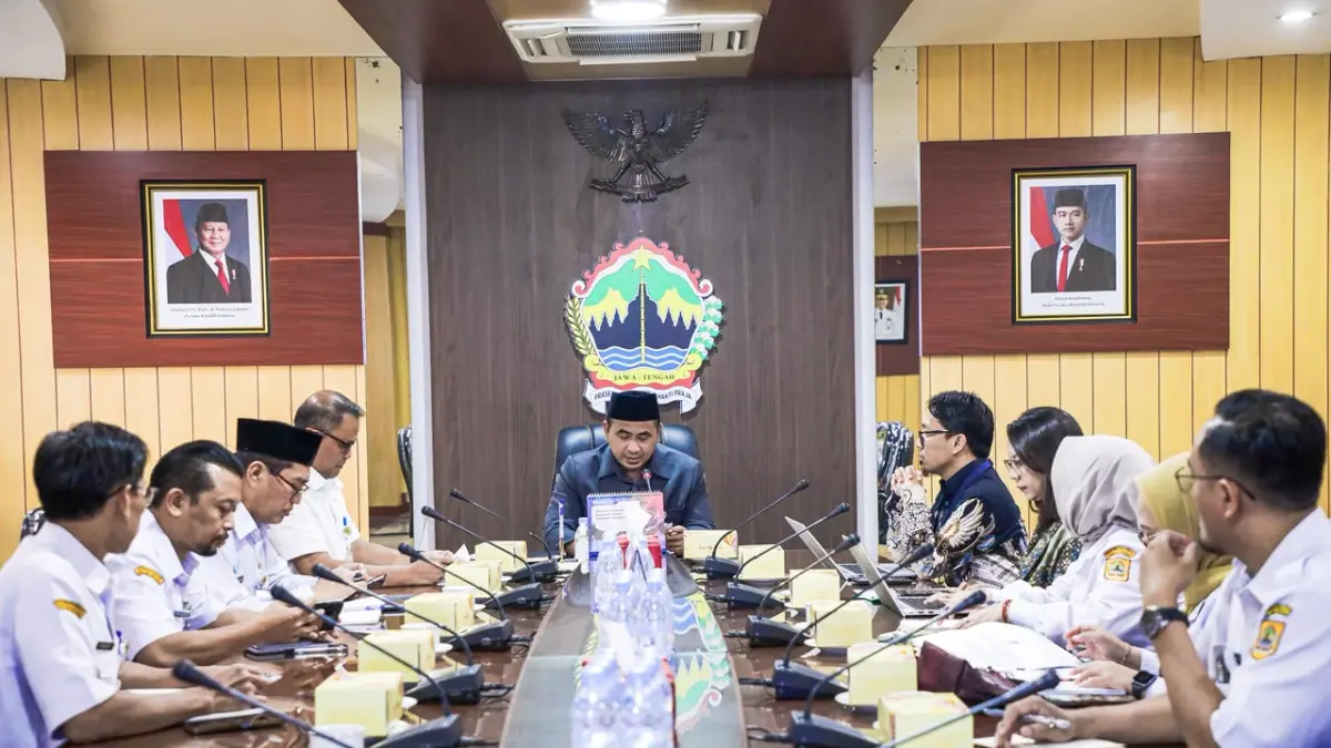 Wakil Gubernur Jawa Tengah Taj Yasin Maimoen saat menerima tim Deputi Bidang Pencegahan dan Monitoring KPK RI dalam diskusi perencanaan dan pelaksanaan Program Sekolah Rakyat di Provinsi Jawa Tengah di ruang kerjanya, Rabu (5/8).&nbsp;