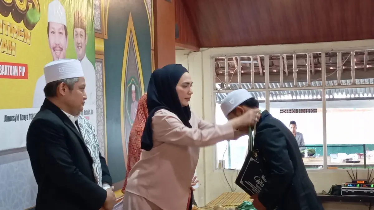 WISUDA: Wakil Ketua DPR RI Hj. Sari Yuliati saat menghadiri acara wisuda Takhasus Santri Pondok Pesantren NU Abhariyah sekaligus membagikan bantuan PIP kepada para santri.