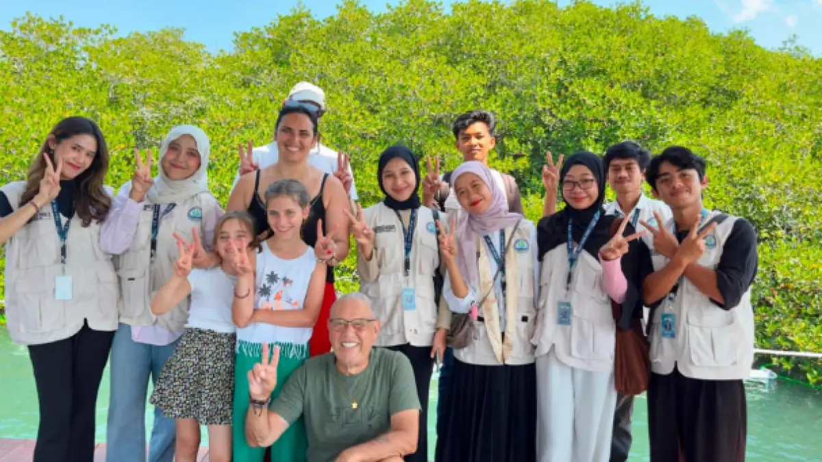 Mahasiswa KKN Universitas Mataram Desa Pare Mas 2 bersama perangkat desa dan Pokdarwis memasang Trash Boom di kawasan Ekowisata Mangrove Pare Mas, Jerowaru, Lombok Timur, sebagai upaya mengurangi sampah kiriman dan menjaga kelestarian ekosistem pesisir.
