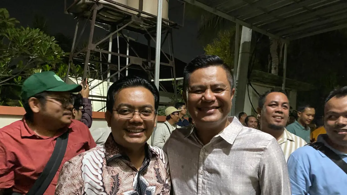 BERI KETERANGAN: Anggota DPRD NTB dari Partai Demokrat Indra Jaya Usman memberikan keterangan pers bersama Kuasa Hukumnya, Dr. Irpan Suriadiata usai mendengarkan amar putusan vonis bebas dalam sidang perkara di Pengadilan Negeri (PN) Tipikor Mataram, Rabu (5/8). (Toni/Lombok Post)
