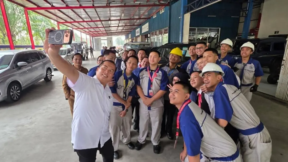 AKSELERASI SMK: Gubernur NTB Lalu Muhamad Iqbal saat mengunjungi SMK Mitra Industri MM2100 di Kabupaten Bekasi, Selasa (4/8).