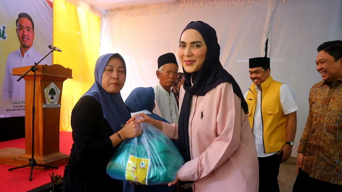 BERI BANTUAN: Anggota DPR RI Sari Yuliati saat menyerahkan bantuan sembako kepada warga Sekotong Lombok Barat, Selasa (4/8). (Foto: Toni/Lombok Post)