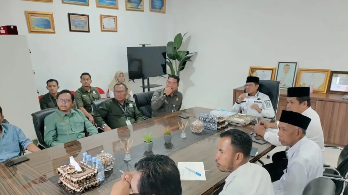 Bupati Dompu Bambang Firdaus dan Kepala Balai TN Tambora Abdul Azis Bakry membahas pengembang kawasan Tambora di ruang kerja bupati, Rabu (5/8).
