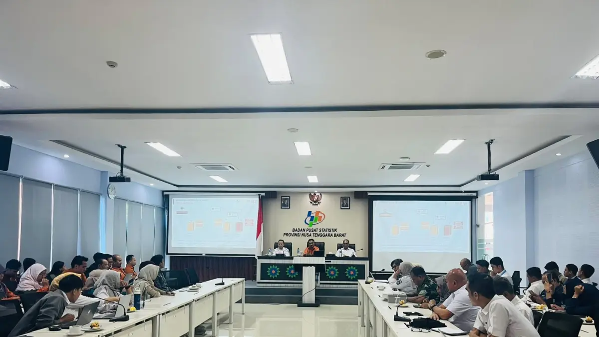 EKONOMI MEMBAIK: Kepala BPS NTB Wahyudin, Kepala Dinas Kominfotik NTB Ahsanul Halik, dan Kepala Dinas Pertanian dan Ketahanan Pangan NTB Lalu Mirza Amir Hamzah saat kegiatan rilis berita resmi statistik di Mataram, Rabu (5/8).