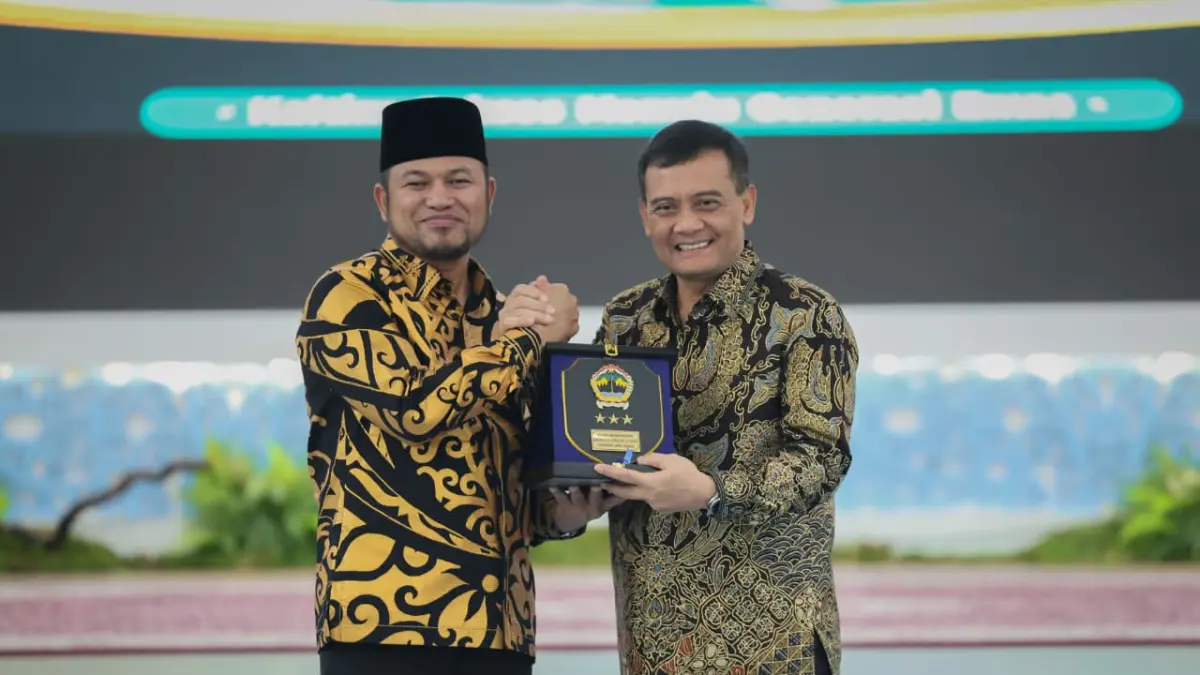 Gubernur Jawa Tengah Ahmad Luthfi (kanan) bersama Gubernur Kaltim Rudy Mas