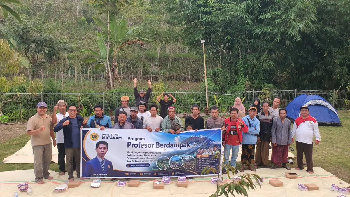 PROGRAM PROFESOR BERDAMPAK: Tim Profesor Berdampak Unram foto bersama di sela-sela melatih Pokdarwis, kelompok tani, pelaku UMKM, hingga pemuda Desa Timbanuh untuk memperkuat kapasitas pengelolaan destinasi wisata berbasis masyarakat, pekan lalu. Unram siapkan Timbanuh jadi desa agro eduwisata.