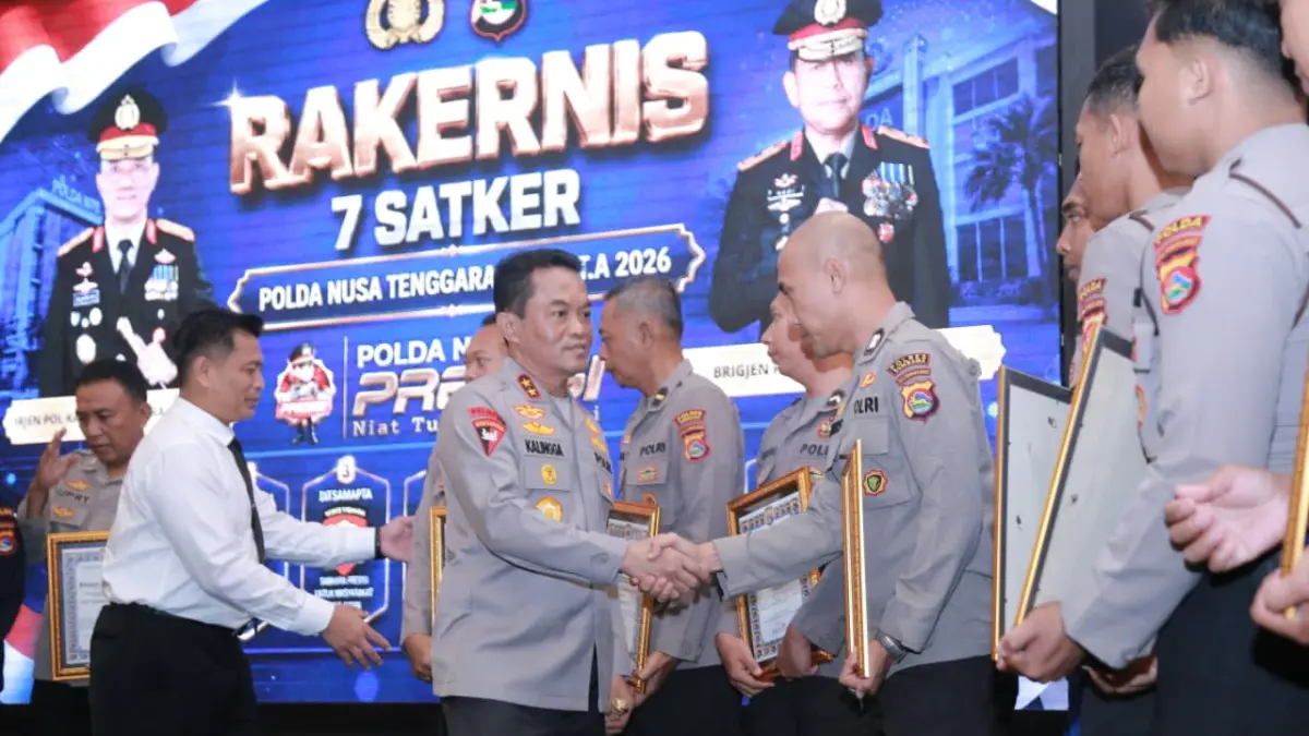 Kapolda NTB Irjen Pol. Kalingga Rendra Raharja memberikan penghargaan kepada sejumlah personel Polda NTB di acara Rakernis 7 Satker, Kamis (6/8). 